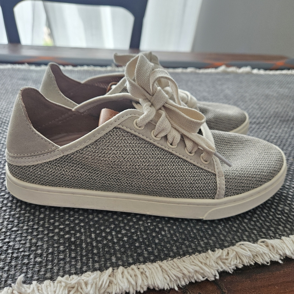 OluKai Pehuea Women's Low-Top Knit Sneakers in Light Gray and Cream